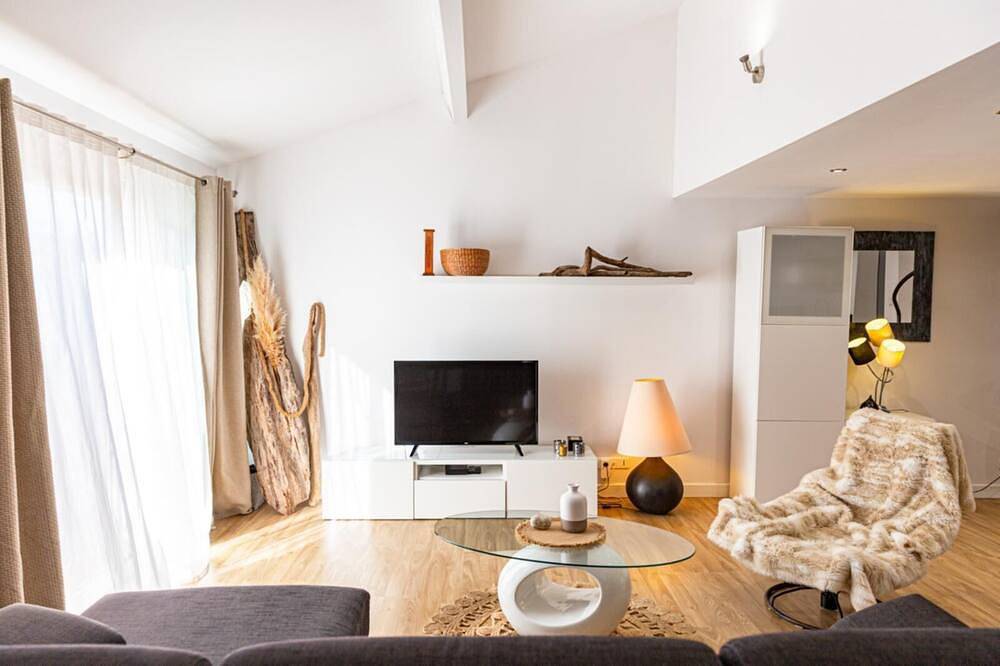 Charming house in the heart of the village La nuit étoilée in Saint-Martin-de-Crau, Arles region