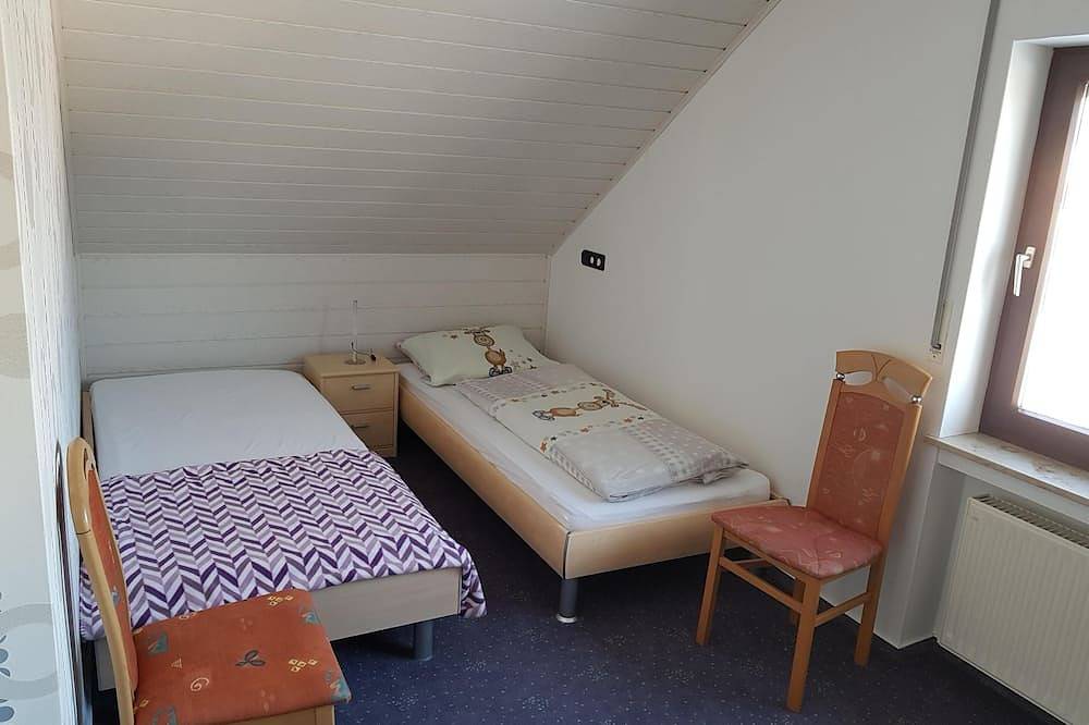 Ganze Wohnung, Ruhige Ferienwohnung ca. 90qm für 6 Personen in Seiferts, Ehrenberg