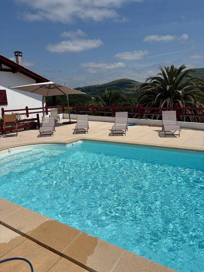 Gîte pour 6 personnes, avec Terrasse et Jardin ainsi que Piscine et Vue à Hasparren