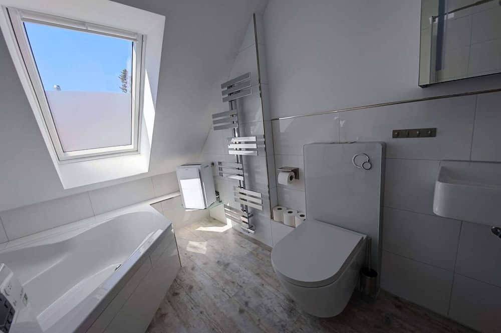 Ganze Wohnung, 3Zkb 130\"Laser Projektor Sound Balkon 2 Stellplätze in Waldbronn, Nordschwarzwald