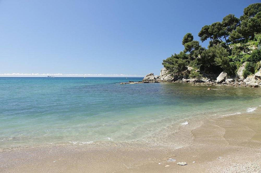 Entire apartment, Air-conditioned studio near Les Bonnettes & Monaco beaches in Le Pradet, Toulon region