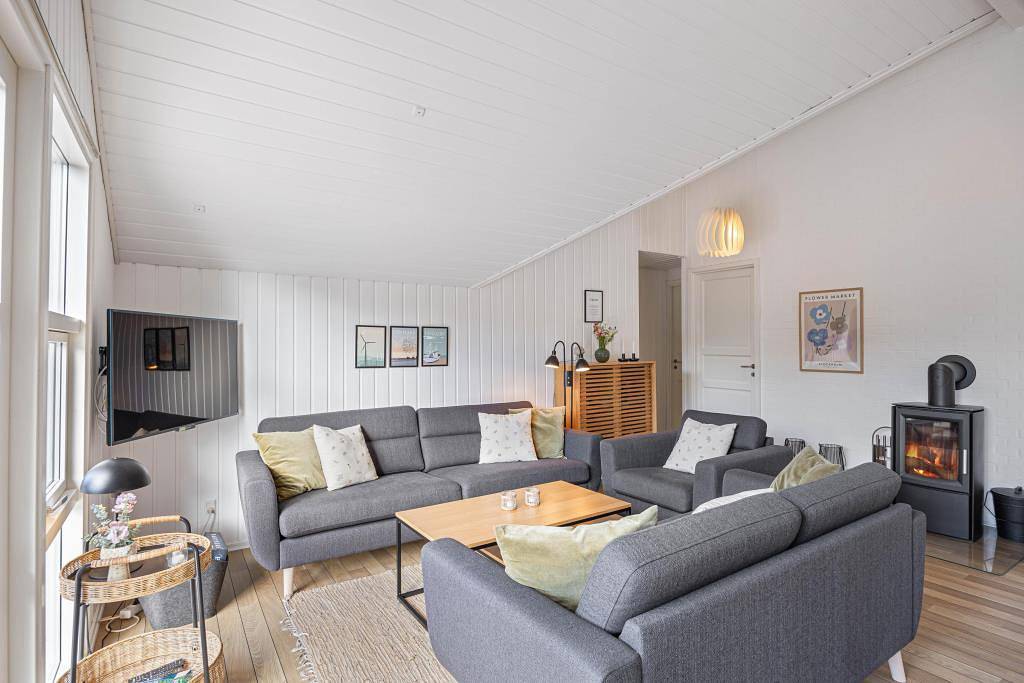 Kleines, buntes Ferienhaus mit Sauna & Kamin am Meer in Søndervig, Holmsland Klit