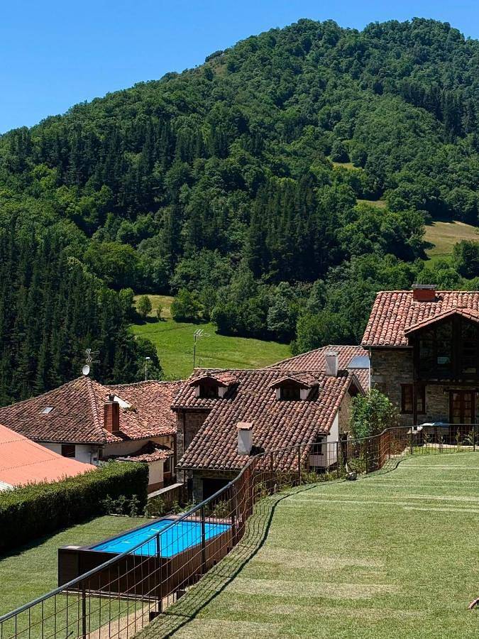 Casa rural para 6 personas, con vistas además de jardín y piscina en Cantabria