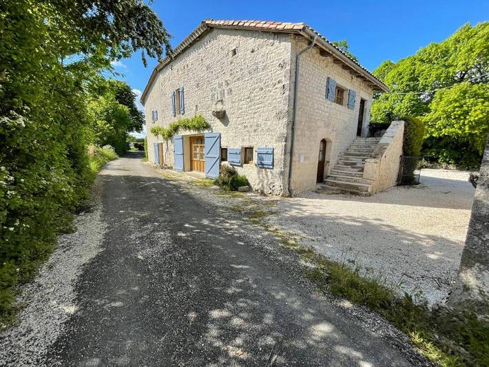Gîte pour 4 personnes, avec piscine et vue ainsi que terrasse et jardin à Saint-Matré