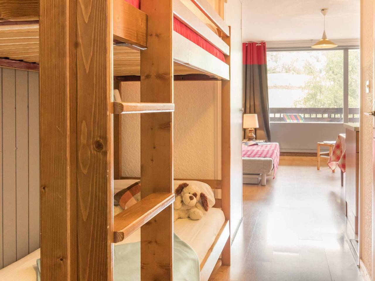 Appartement entier, Studio fonctionnel 4 pers, à 50m des pistes, proche commodités, piscine extérieure en été. in La Salle-les-Alpes, Serre Chevalier