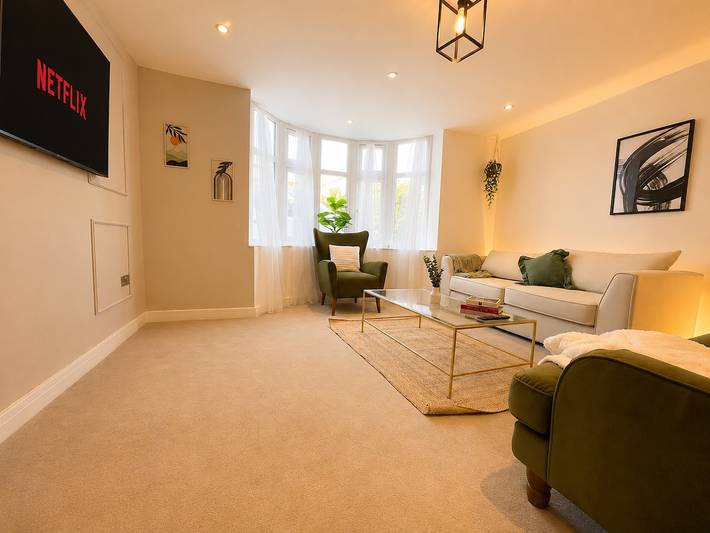 Perfect Booking | Modern 4-Bed Home with Garden in Windsor, Berkshire