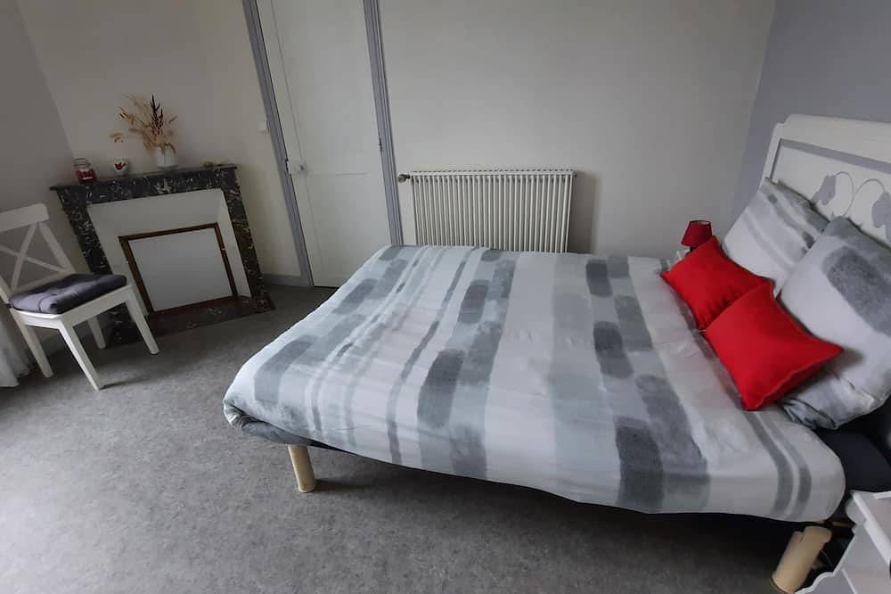 Isabelle's \"train station\" 3 minutes from the Puy du Fou Propertyname_106246771_1036 = House in the heart of town where everything can be done on foot in Chambretaud, Región de La Roche-sur-Yon