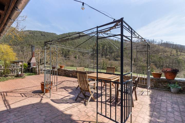 Vacation Home "Galliner, El Reixac Casa Rural" with Mountain View, Shared Pool & Wi-Fi in Sant Joan de les Abadesses, Katalonske Pyrenæerne