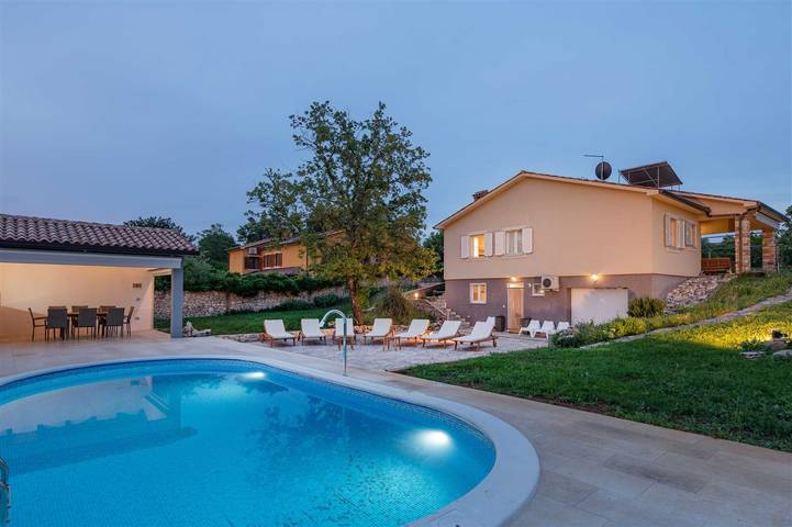 Villa für 8 Personen, mit Balkon/Terrasse und Terrasse sowie Garten und Pool in Labin
