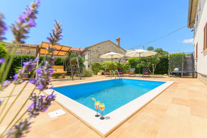 Ferienhaus für 6 Personen, mit Terrasse und Pool