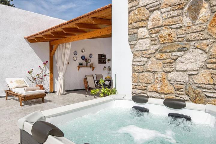 Ferienhaus für 5 Personen, mit Pool und Whirlpool sowie Terrasse