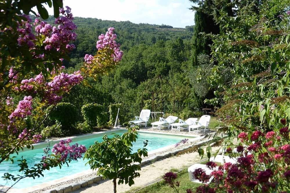 Appartement entier, Appartement de charme dans grand Mas du Xvii, piscine et jardin in Vesseaux, Parc naturel régional des Monts d'Ardèche
