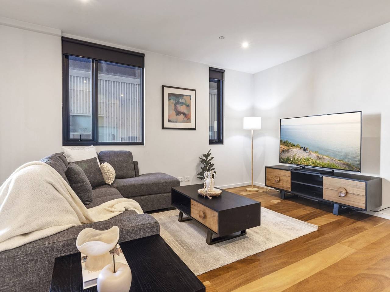 Entire apartment, Oceanfront 2-Bed With Balcony & Study Nook in Geelong, Greater Geelong City