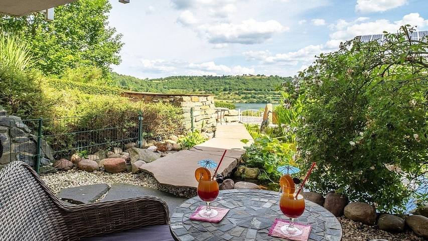 Ferienwohnung für 2 Personen, mit Whirlpool und Sauna sowie Terrasse, mit Haustier in der Vulkaneifel