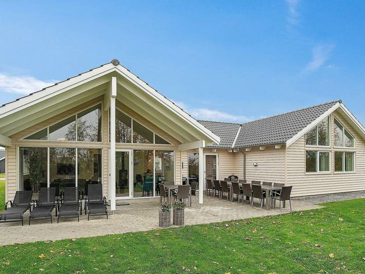 Ferienhaus für 18 Personen, mit Terrasse und Pool, kinderfreundlich in Olpenitz
