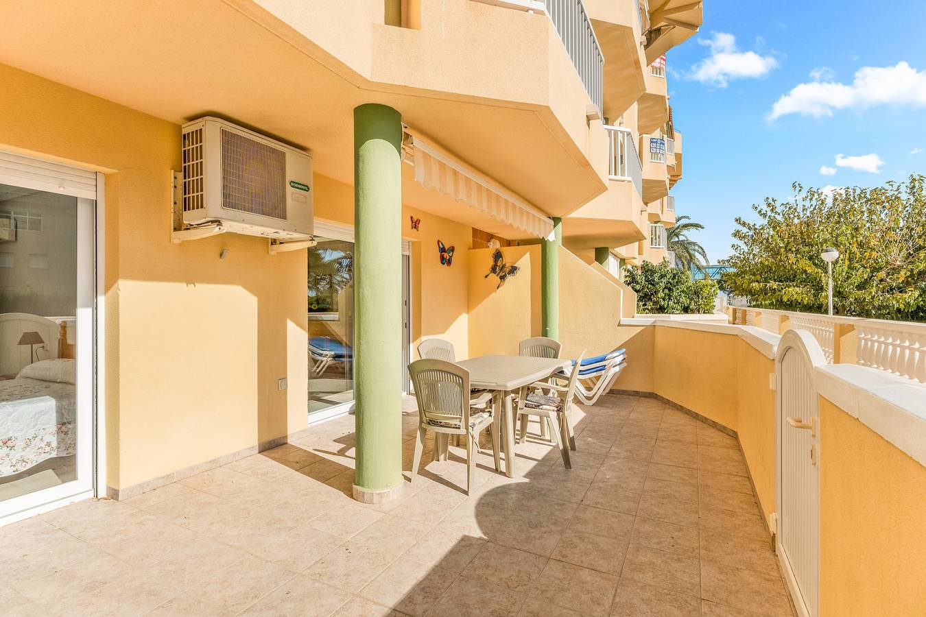 Entire apartment, Apartment 'Villas De Frente Marino Area 7' with Shared Pool, Wi-Fi and Air Conditioning in Los Miradores del Puerto, San Javier