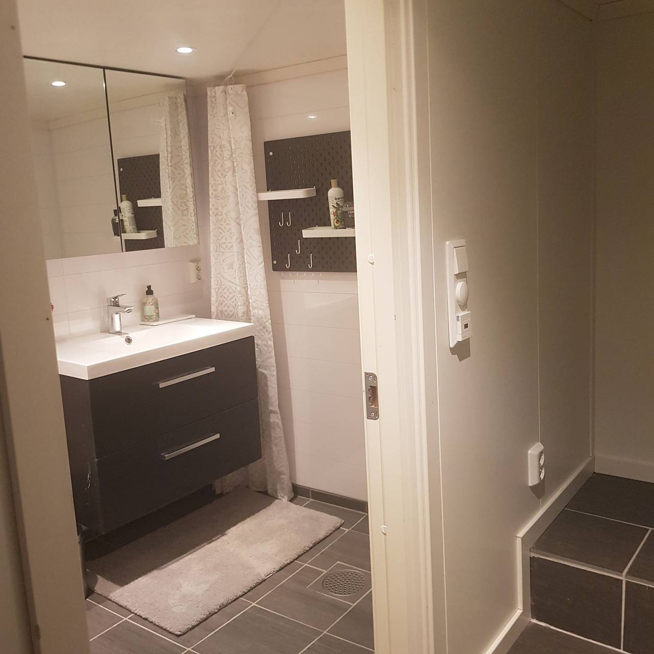 Gemütliches Wohnzimmer, Schlafzimmer und Badezimmer in Askøy