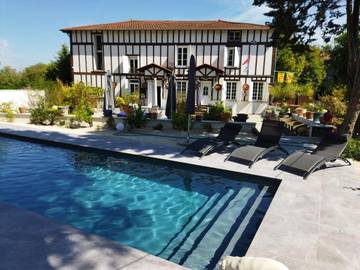 Cottage pour 15 personnes, avec piscine ainsi que vue et jardin, animaux acceptés à Écully