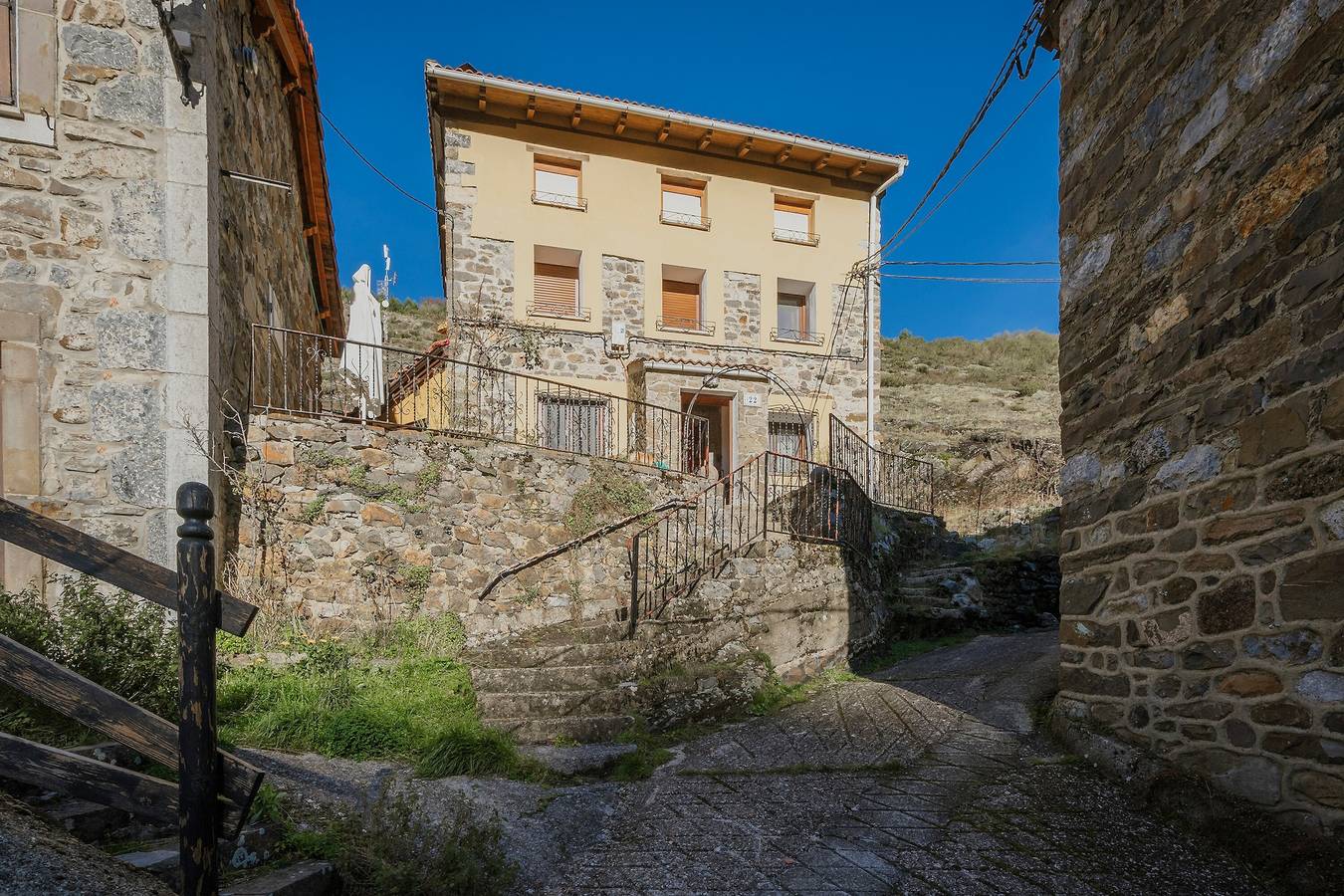 Finca 'La Casa De Sara' mit Bergblick, privater Terrasse und Wlan in Llánaves de la Reina, Boca de Huérgano
