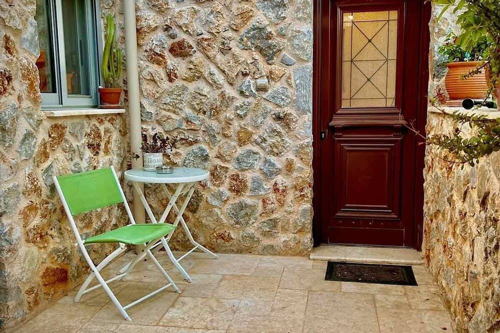 Pool house in Porto Rafti, Markopoulo-Mesogaia