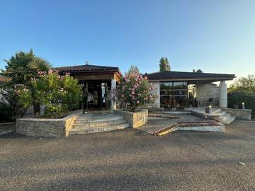 Hôtel pour 3 personnes, avec terrasse ainsi que piscine et jardin, animaux acceptés à Saint-Pierre-Lafeuille