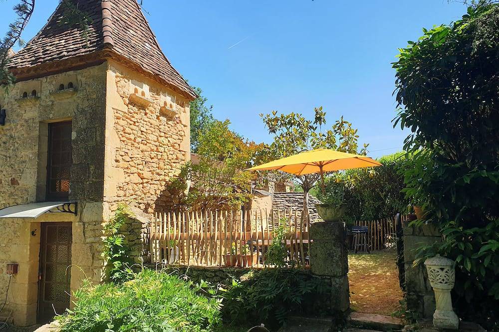 Périgord Noir. The Whispering Garden. Gîte le Pigeonnier in Le Buisson-de-Cadouin, Périgord Pourpre