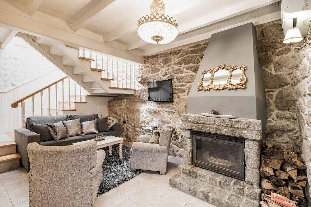 Casa de Carmen. Bañera, chimenea y terraza. Casa del S Xvii. in Corcubión, Costa da Morte