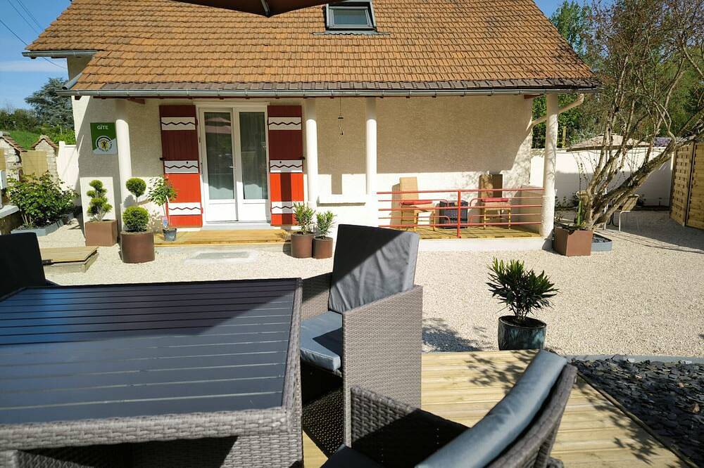 Charming Riverside Cottage Near Montargis with Nature & City Access in Montargis, Montargis region