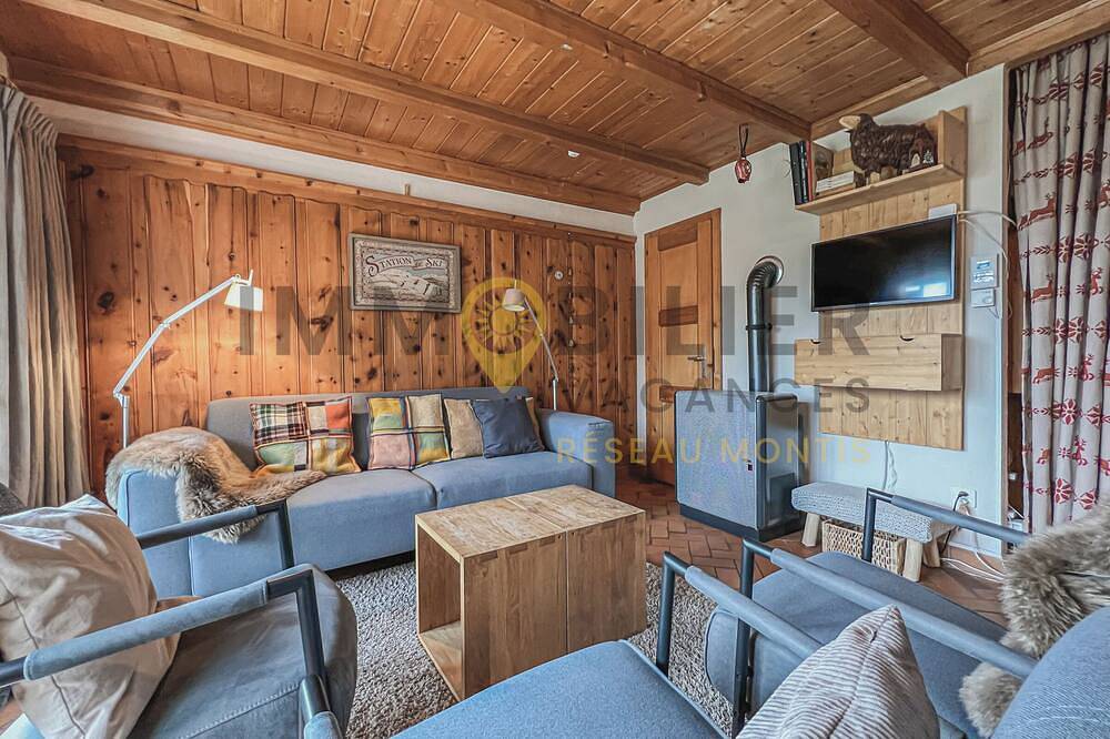 Idéalement situé, à proximité du vieux village, à 2' à pied du départ du funiculaire. Chalet sur 2 n in Saint Luc, Anniviers
