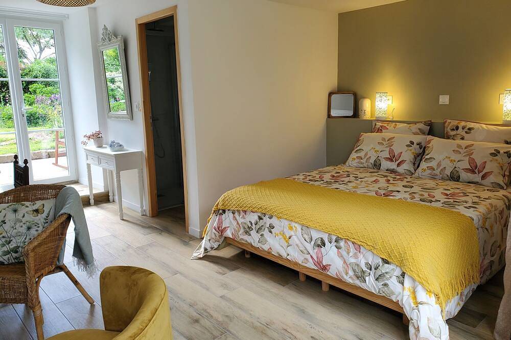 Garden-level B&B in the Normandy countryside in Saint-Fraimbault, Parc naturel régional Normandie-Maine