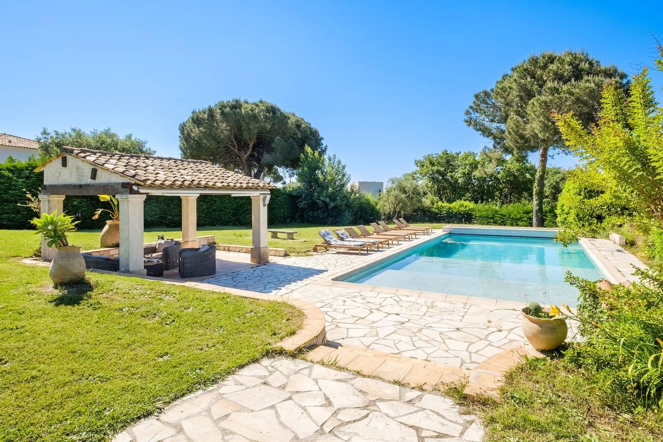 Apartamento entero, Apartamento en el magnífico Mas des Serens con vistas a la montaña, Wi-Fi y aire acondicionado. in La Gaude, Costa mediterránea (Francia)