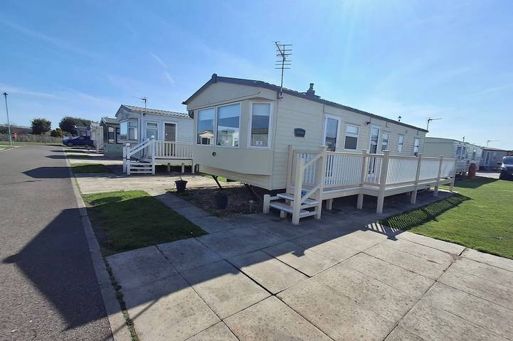 Chalet for 8 people, with balcony and pool in Chapel St. Leonards
