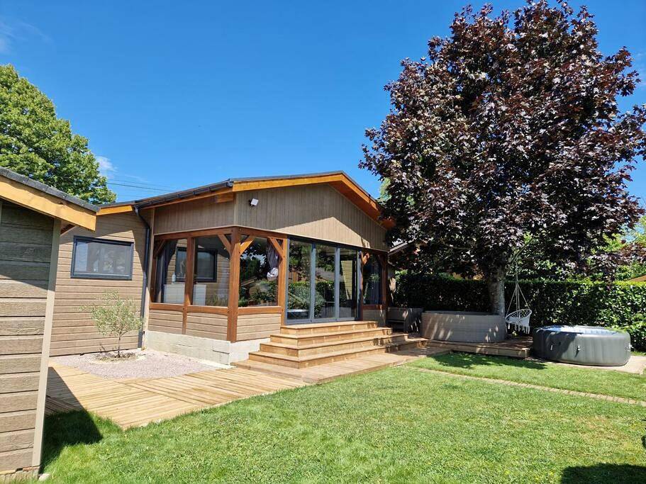 Chalet moderne au bord d'un lac in Saint-Sauveur-lès-Bray, Seine-et-Marne