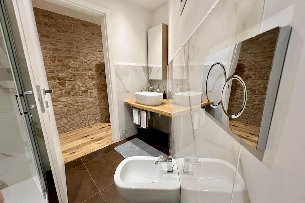 Ganze Wohnung, Guesthost - Roomy apartment of 50 sqm located on the ground floor (steps to access), can accommodate up to 4 people.The accommodation is located near the city center of Mantua, in just 15 minutes walk you can reach all the main attractions and the area i in Mantua, Mantua Provinz