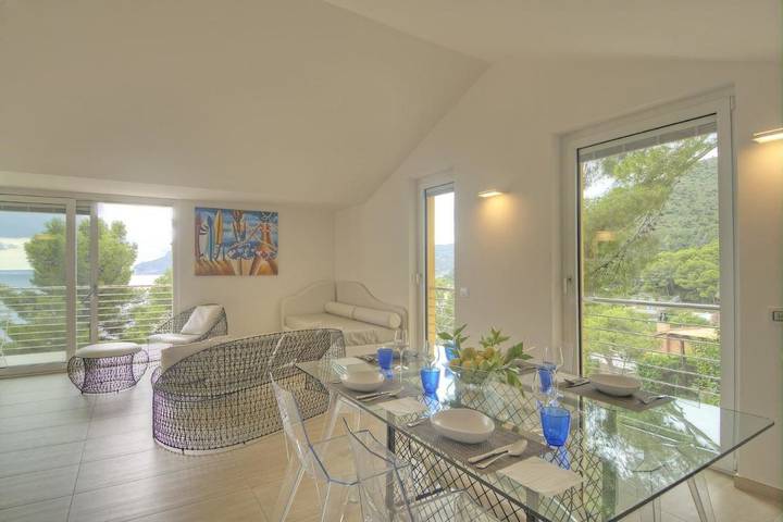 Appartamento per 4 persone, con Balcone e Idromassaggio nonché Terrazza e Giardino a Bergeggi