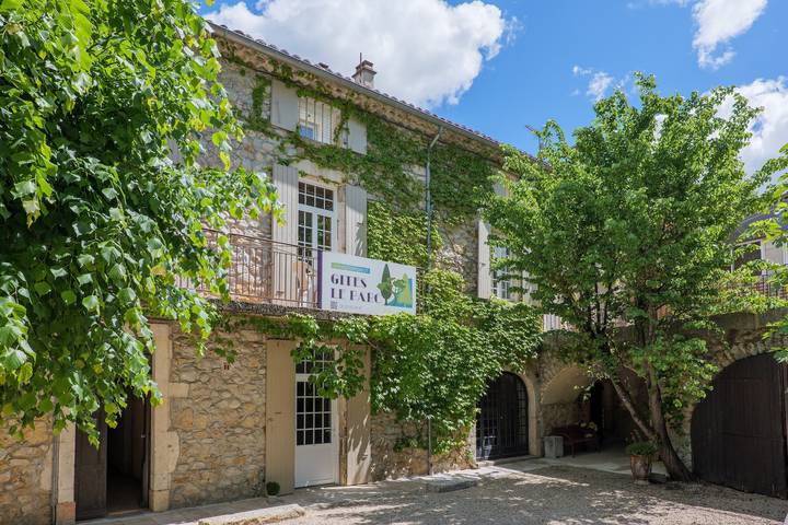 Appartamento intero, Gîte Robert Delaunay con Wi-Fi a Vallon-Pont-d'Arc in Vallon-Pont-d'Arc, Gorges de l'Ardèche
