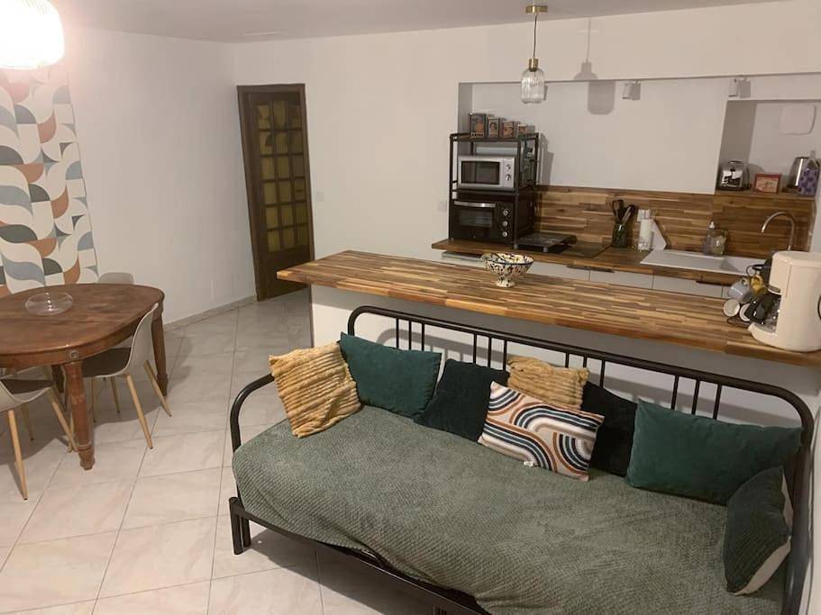 Appartement entier, One-Bedroom Apartment in Remoulins, Région de Nîmes