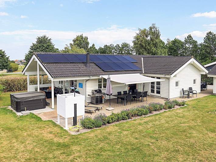 Ferieudlejning for 10 personer, med Terrasse og Have samt Pool i Otterup