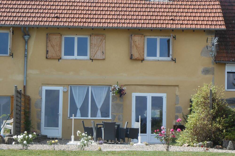 Gîte familial en Auvergne, wifi et aire de jeux pour dépaysement in Biollet, Puy-de-Dôme