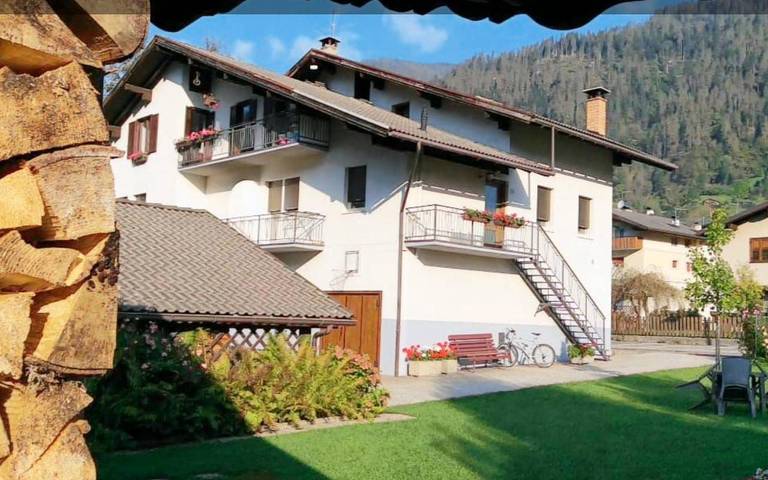 Ferienwohnung für 4 Personen, mit Balkon und Terrasse sowie Garten und Ausblick in Mezzano