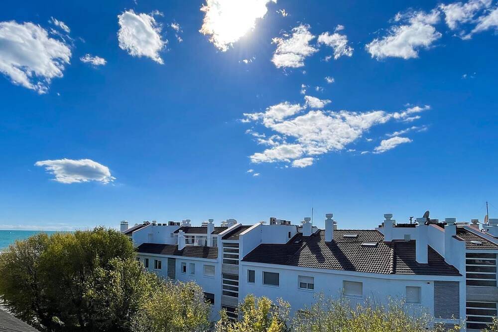 Entire apartment, Modern Penthouse w/ Pool + Roof Terrace by Hostem in Vilanova i la Geltrú, Garraf