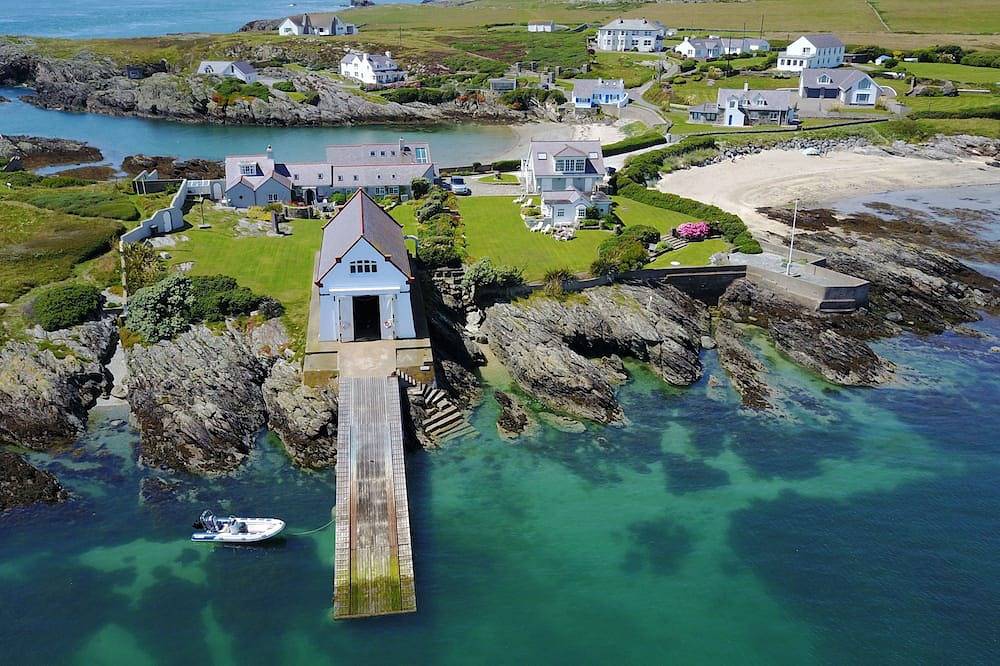 Pen y Graig -  an on the beach that sleeps 10 guests  in 5 bedrooms in Rhoscolyn, Isle of Anglesey