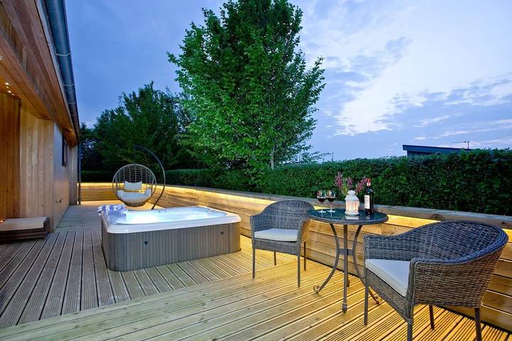 Log cabin for 2 people, with hot tub and terrace in Somerset