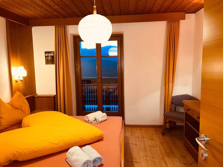 Geheel appartement, Vakantiewoning 'Residenz Zirmer Wohnung Wasser' met bergzicht, gedeelde tuin en wifi in Tiosels, Kastelruth