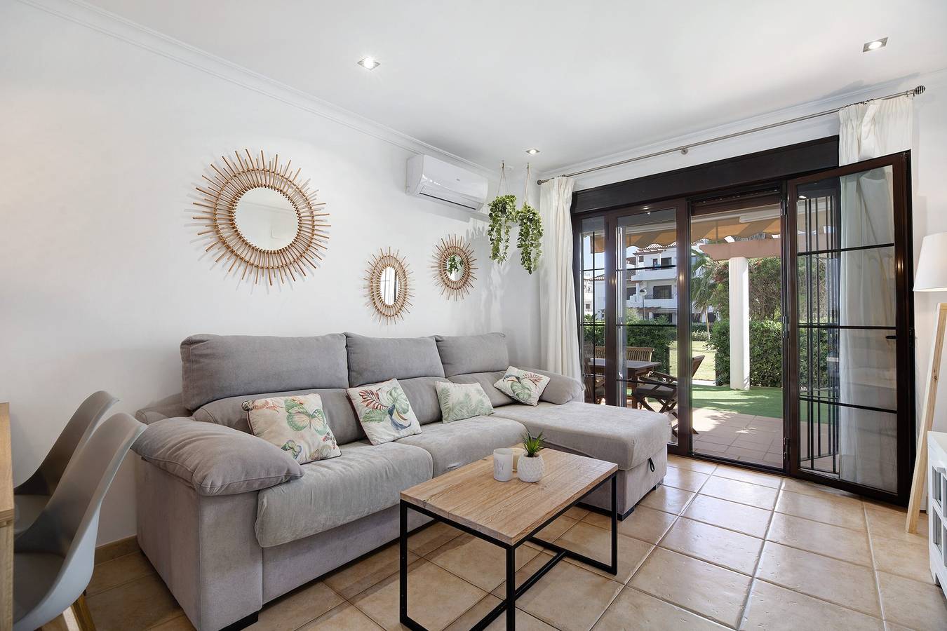 Entire apartment, Apartment 'En Playa De La Barrosa' with Shared Pool, Wi-Fi and Air Conditioning in Playa La Barrosa, Chiclana de la Frontera