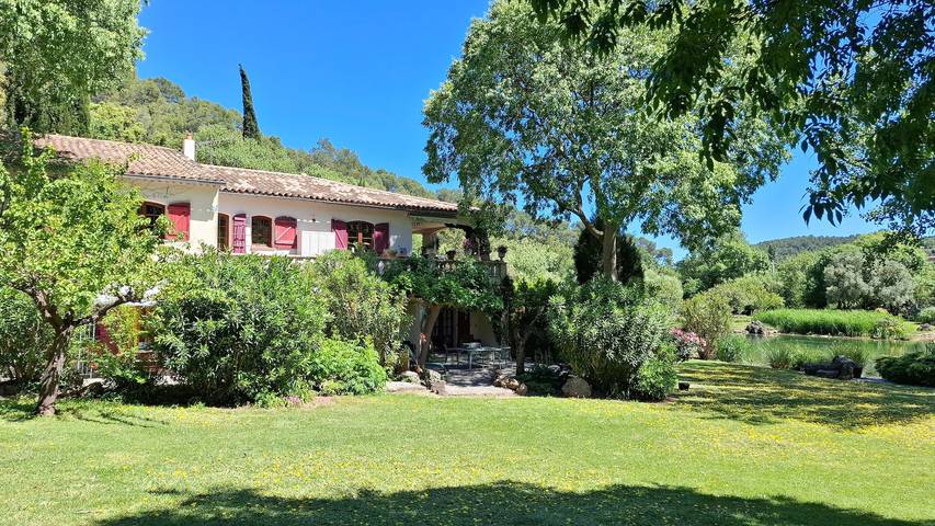 Domaine Saint Amour – Gîte Au Lac: 2 ettari con lago, cascata e piscina a sfioro in Trans-en-Provence, Draguignan e dintorni