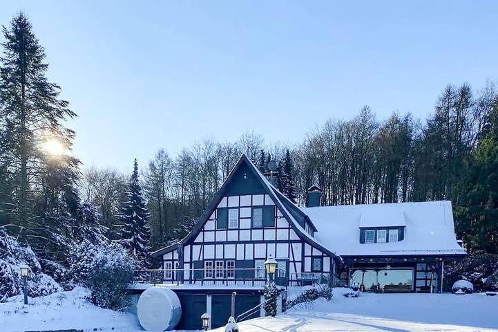 Ferienhaus für 20 Personen, mit Whirlpool und Garten sowie Balkon und Sauna in Wiehengebirge