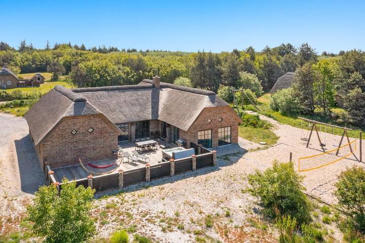 Ferienhaus für 12 Personen, mit Balkon/Terrasse und Sauna sowie Whirlpool und Pool in Vedersø Klit