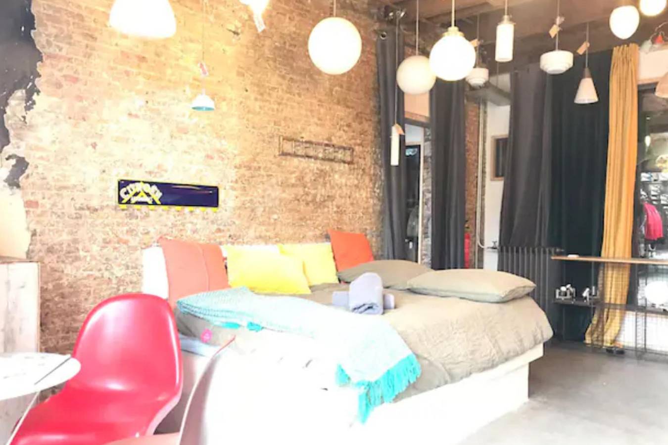 Entire studio, Canal-view Studio Sleeps 2 - Pets welcome - Wifi in Schiedam, South Holland