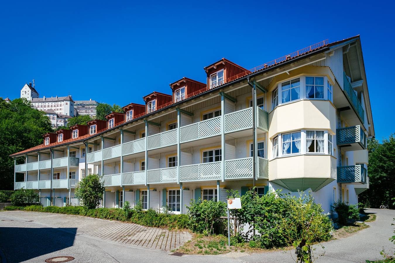 Burghotel Aschau - Standard Zimmer Mansarde im Dachgeschoss, Bad/Dusche/Wc, Tv, Küchennische in Kampenwand, Aschau im Chiemgau
